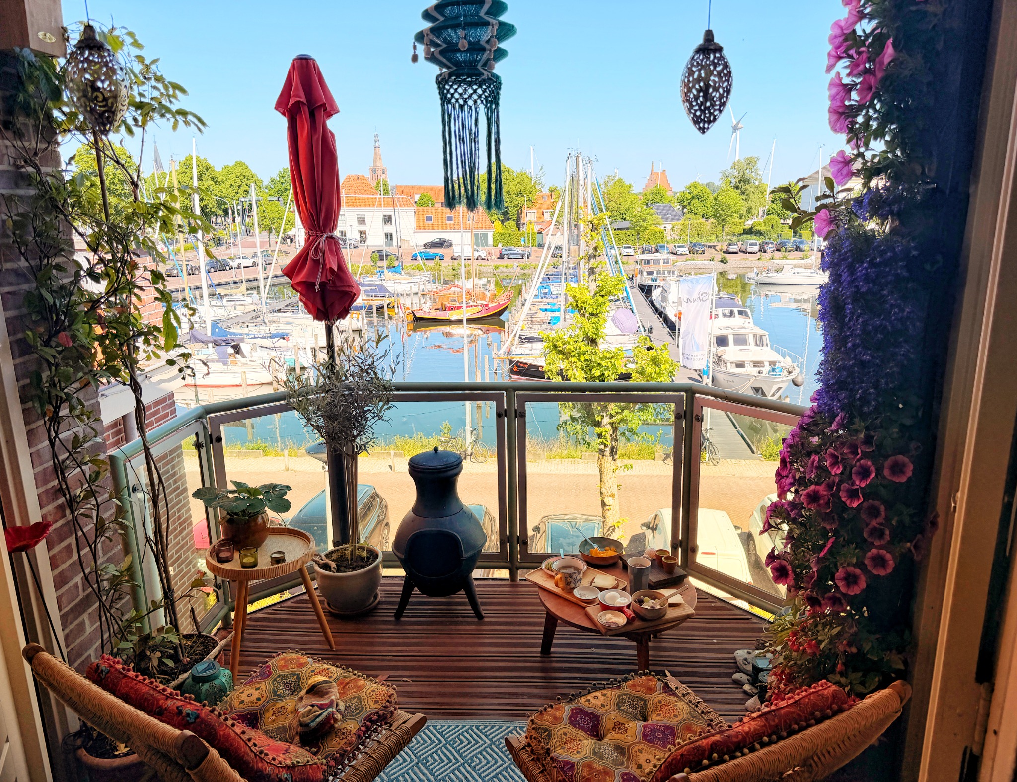 Balkon en uitzicht over de haven van Medemblik